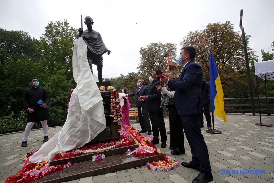 У Києві відкрили пам’ятник Махатмі Ганді