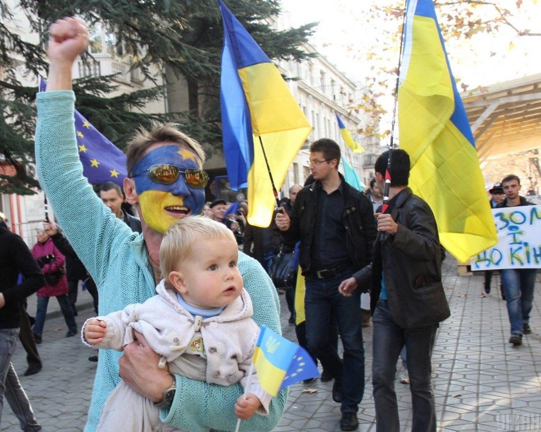 Ukraine to join the EU or NATO? – Survey