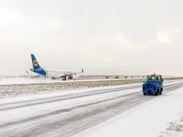 Number of International Flights Were Canceled Because of Ice!