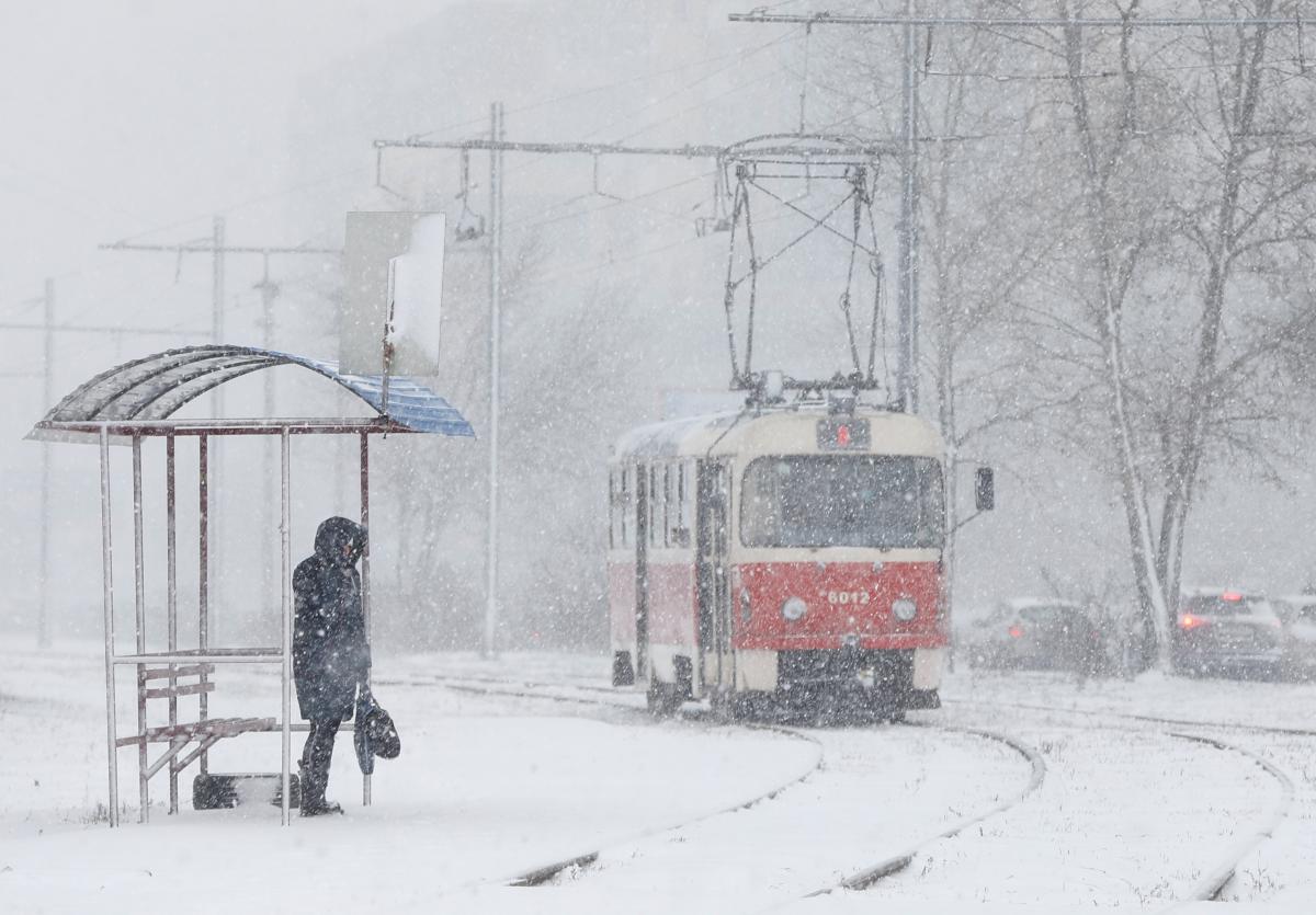 Cyclone Olaf Brings Snow to Kiev!