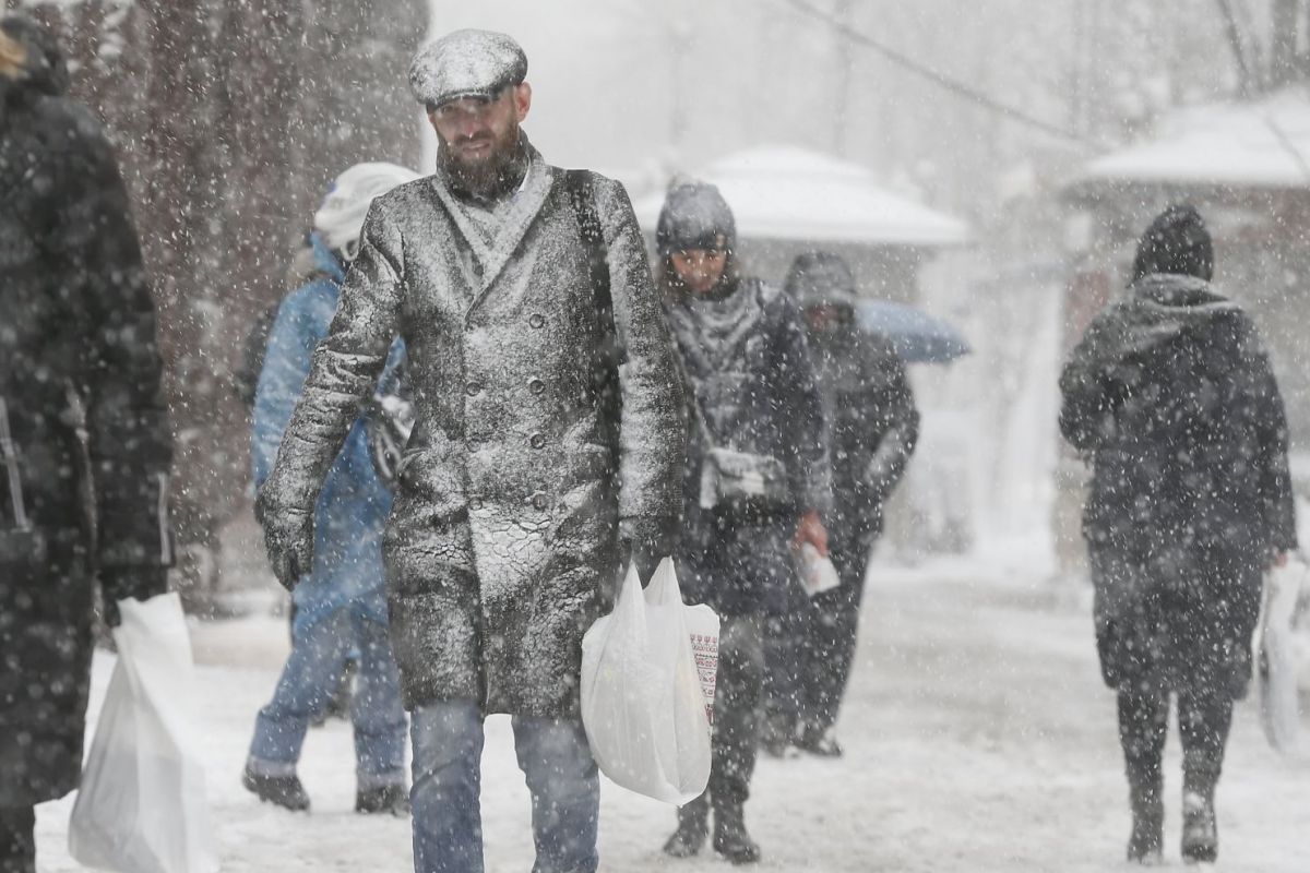 Heavy Blizzards and Ice in Ukraine!