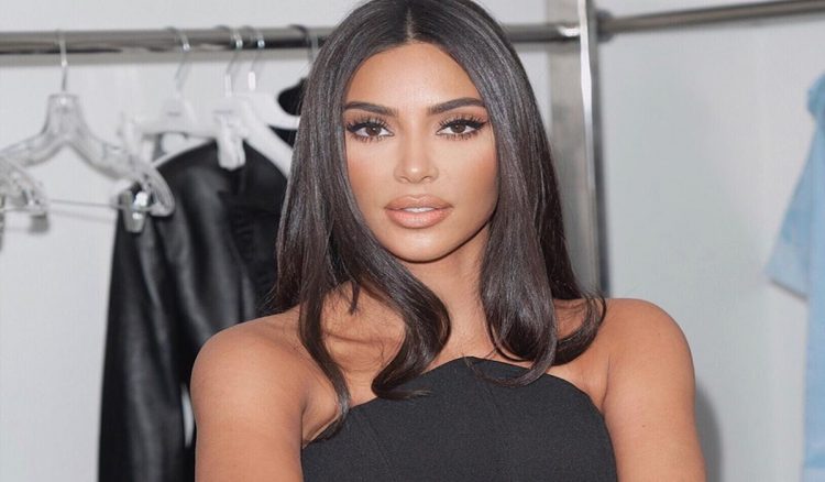 Kim Kardashian Publishes Attractive Pictures of Her Slim Waist