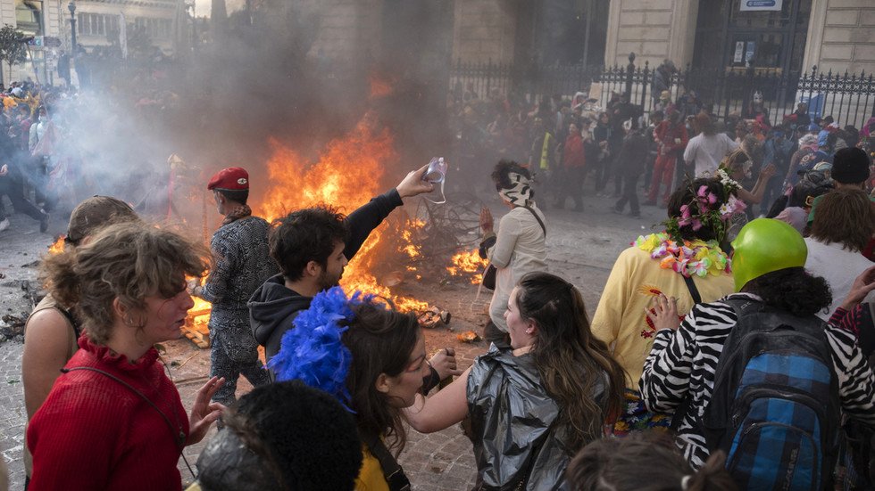 Dispersing Participants in an Unauthorized Carnival in Marseilles