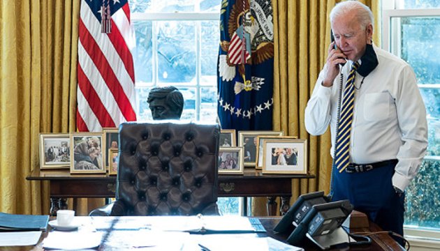 American President Joe Biden talks with Ukrainian President Volodymyr Zelensky to get the latest developments on the unprecedented presence of Russia on the Ukrainian border.