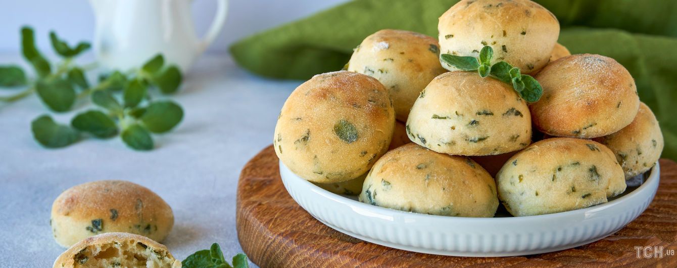 Bright Buns With Spring Greens