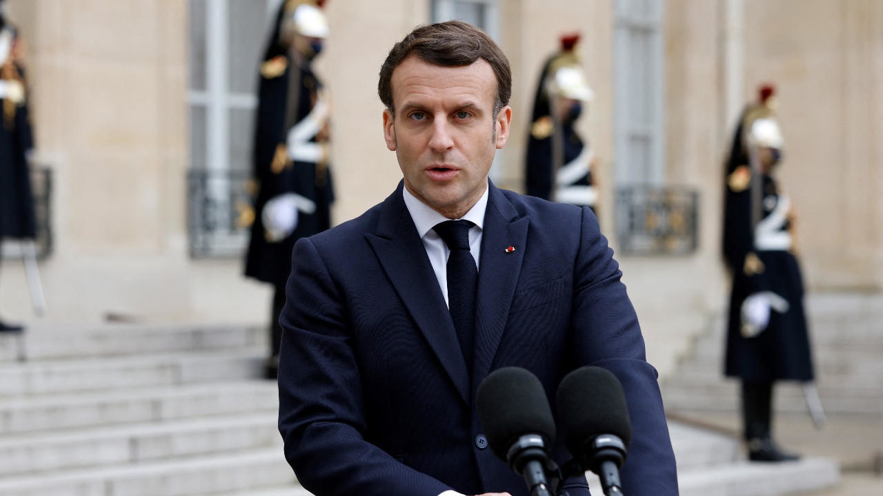 Macron Calls on Putin to Calm the Situation with Ukraine