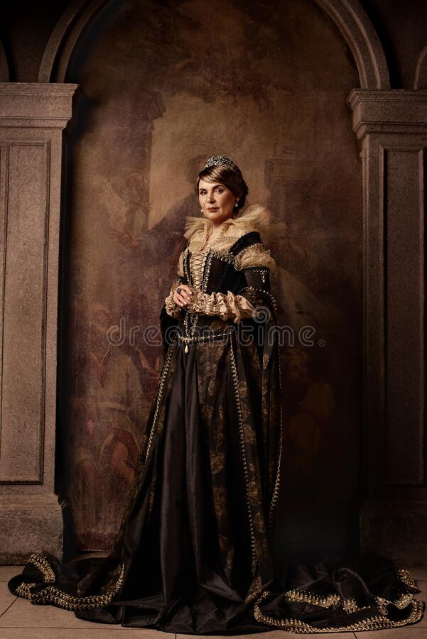 Colors in Clothing Help Mature Women Create a Luxurious and Majestic Image