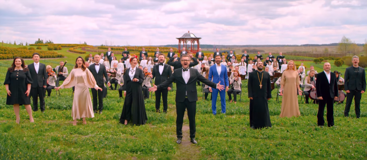 Ukrainian Stars and the Armed Forces Ensemble Sing 