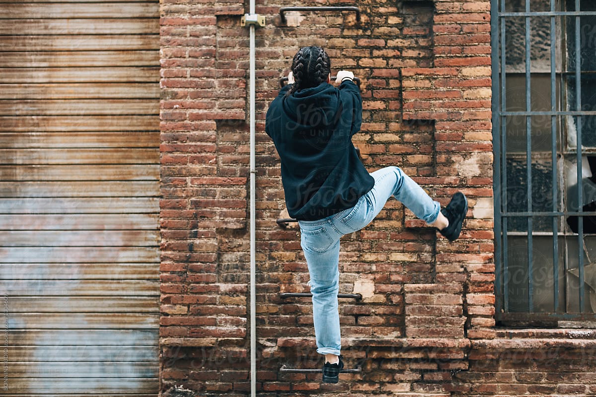 A Man Climbed the Wall to the Eighth Floor in Zaporizhzhia