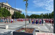 A Thousand People Sing the Anthem of Ukraine in Mykolaiv