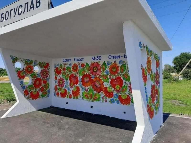 In the Dnipropetrovsk Region, Bus Stops Were Painted With Petrykivka Paintings