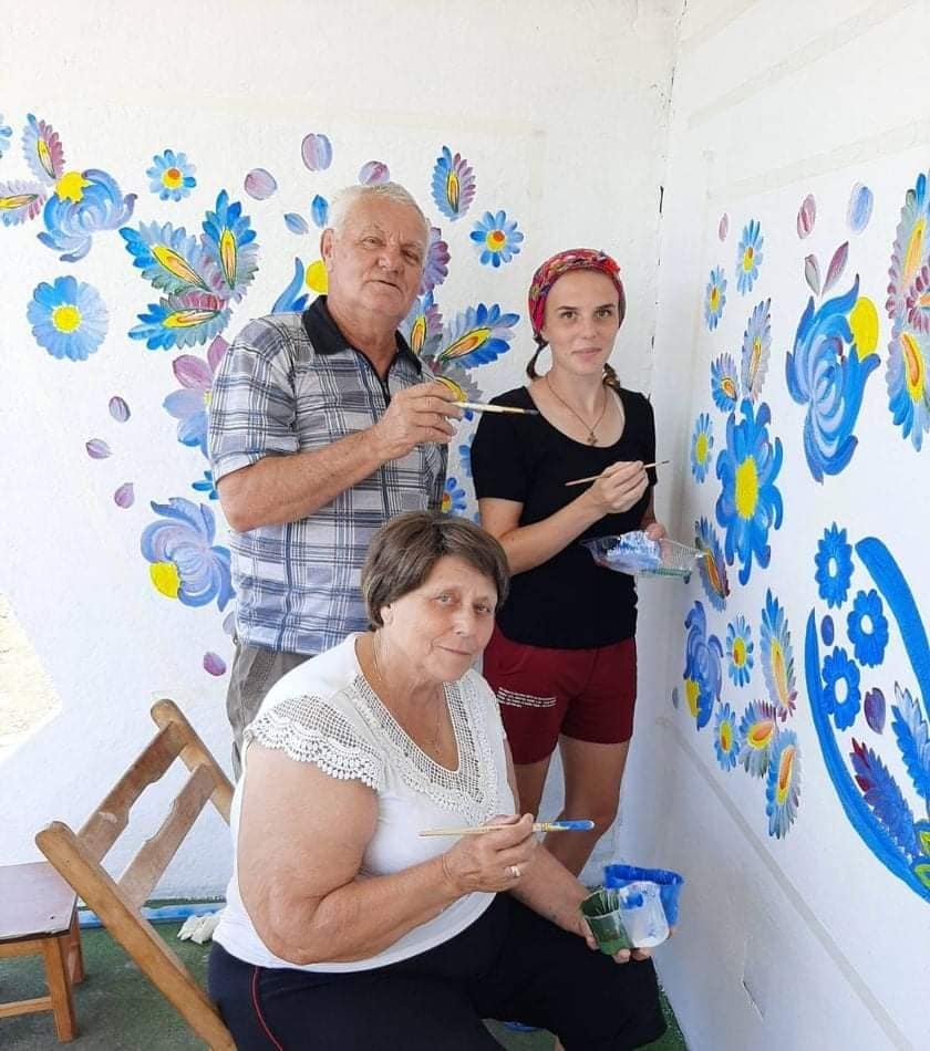 In the Dnipropetrovsk Region, Bus Stops Were Painted With Petrykivka Paintings