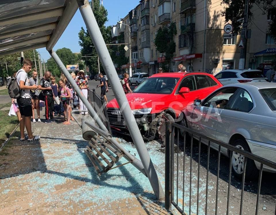 In Odessa, as a Result of an Accident, Cars Demolished a Public Transport Stop