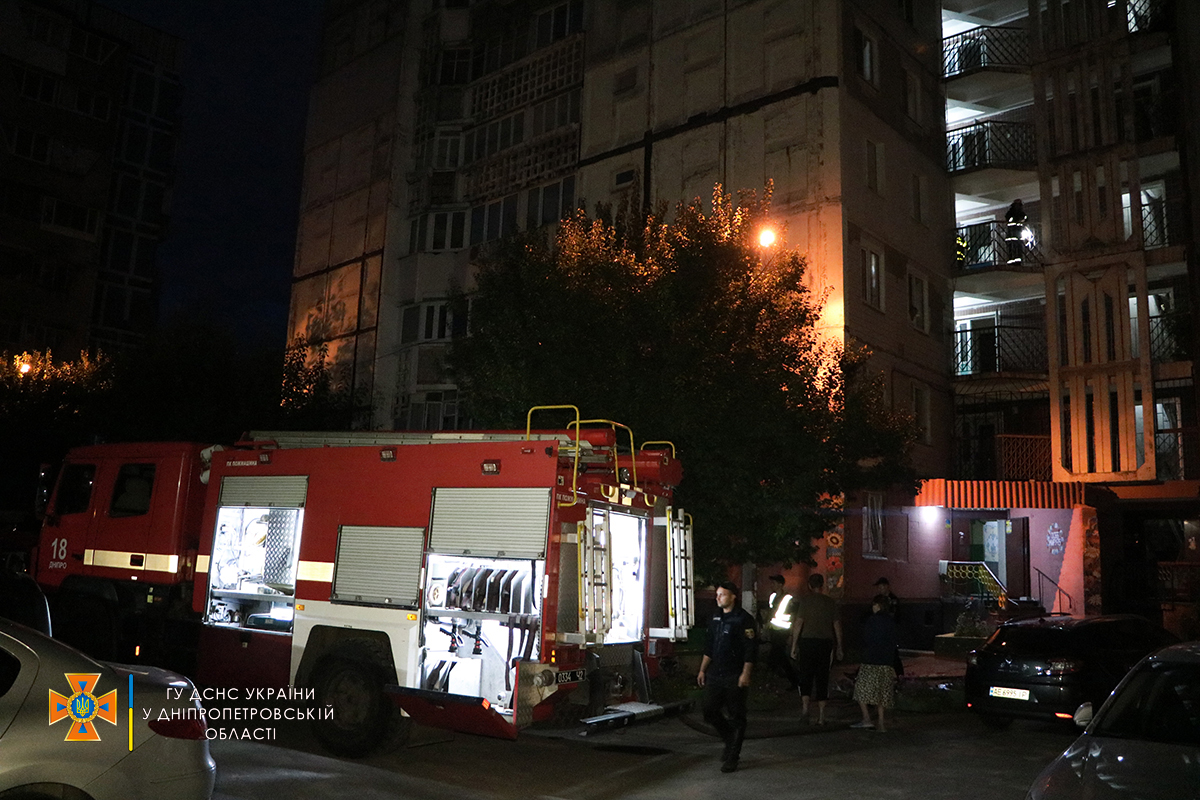 In the Dnieper, Firefighters Rescued a Man From a Burning Apartment