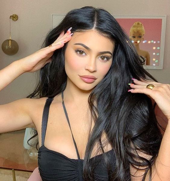 Kylie Jenner Sets Trends in Manicure Again