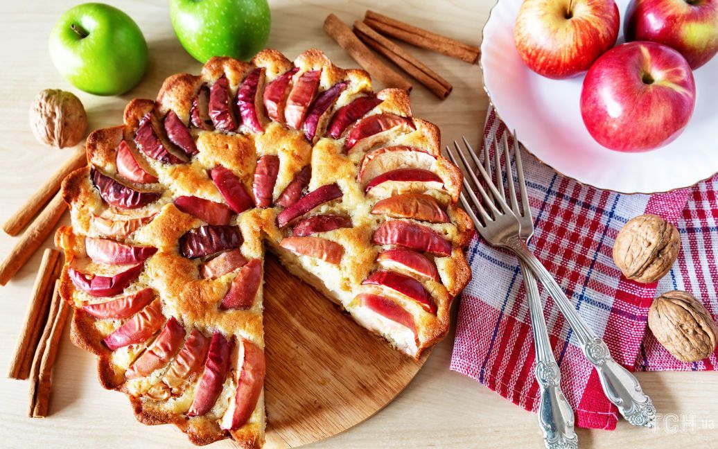 A Delicious Pie With Grapes and Apples