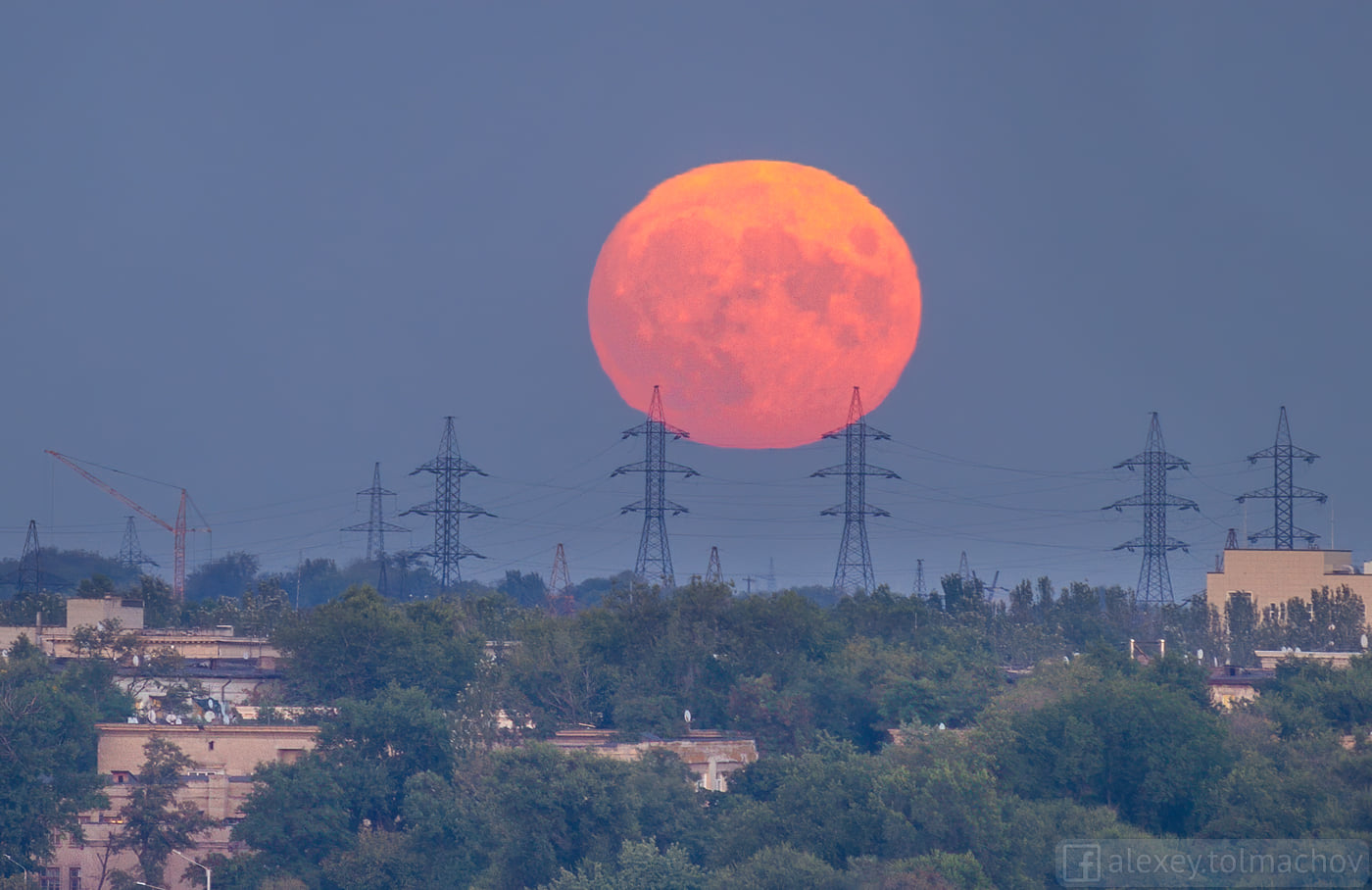 Full “Bloody” Moon, Unusual Light Phenomena Observed in Zaporozhye