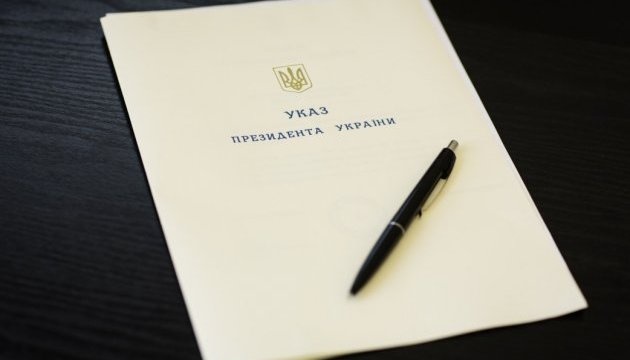 Three soldiers for whom the president presented prizes