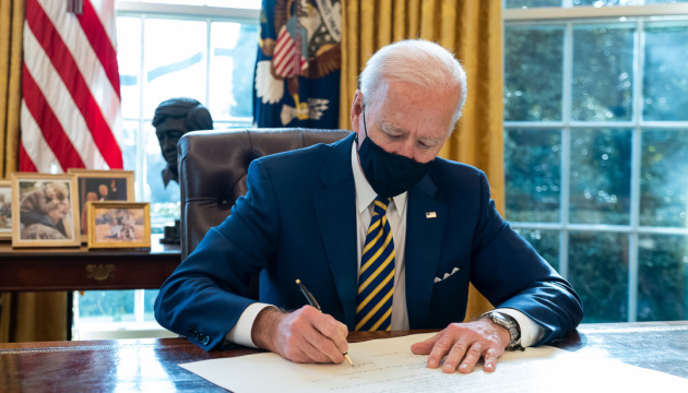 Biden signs $40 billion bill for Ukraine