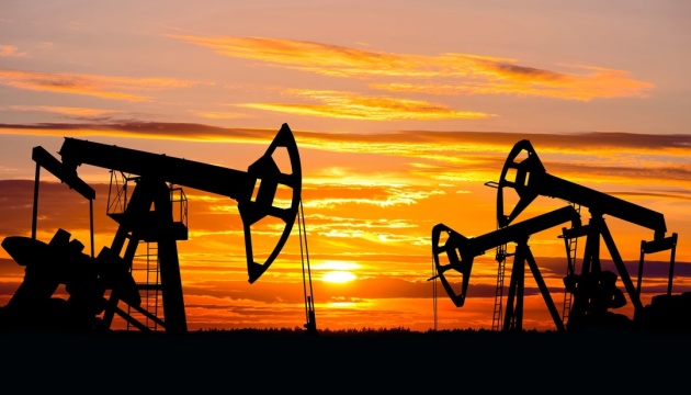 Oil rises due to data on lower reserves in the United States