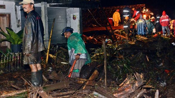 Heavy rains caused sudden floods in Indonesia. 11 people went missing