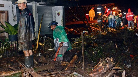 Heavy rains caused sudden floods in Indonesia. 11 people went missing
