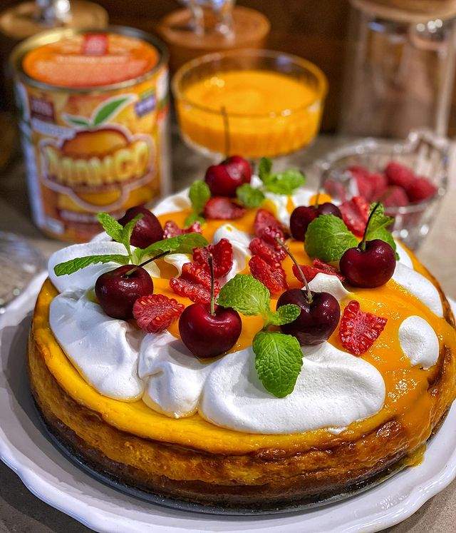 Cheesecake with mango puree