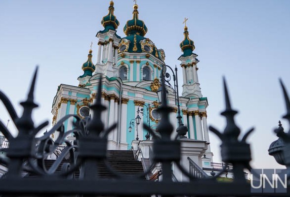 Due to strong gusts of wind on the dome of St. Andrew's Church broke the glass