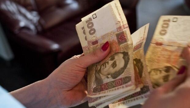 The official hryvnia exchange rate is set at UAH 27.27 / dollar