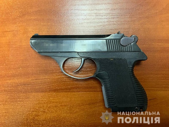 In Zaporozhye, a customer shot the store owner in the face after an argument over a mask
