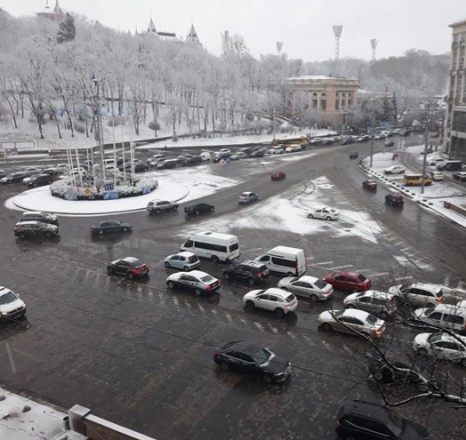 Friday morning in Kyiv began with traffic jams: traffic is difficult