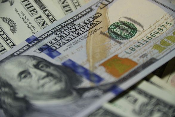 The official exchange rate of the hryvnia is set at UAH 27.50 / dollar