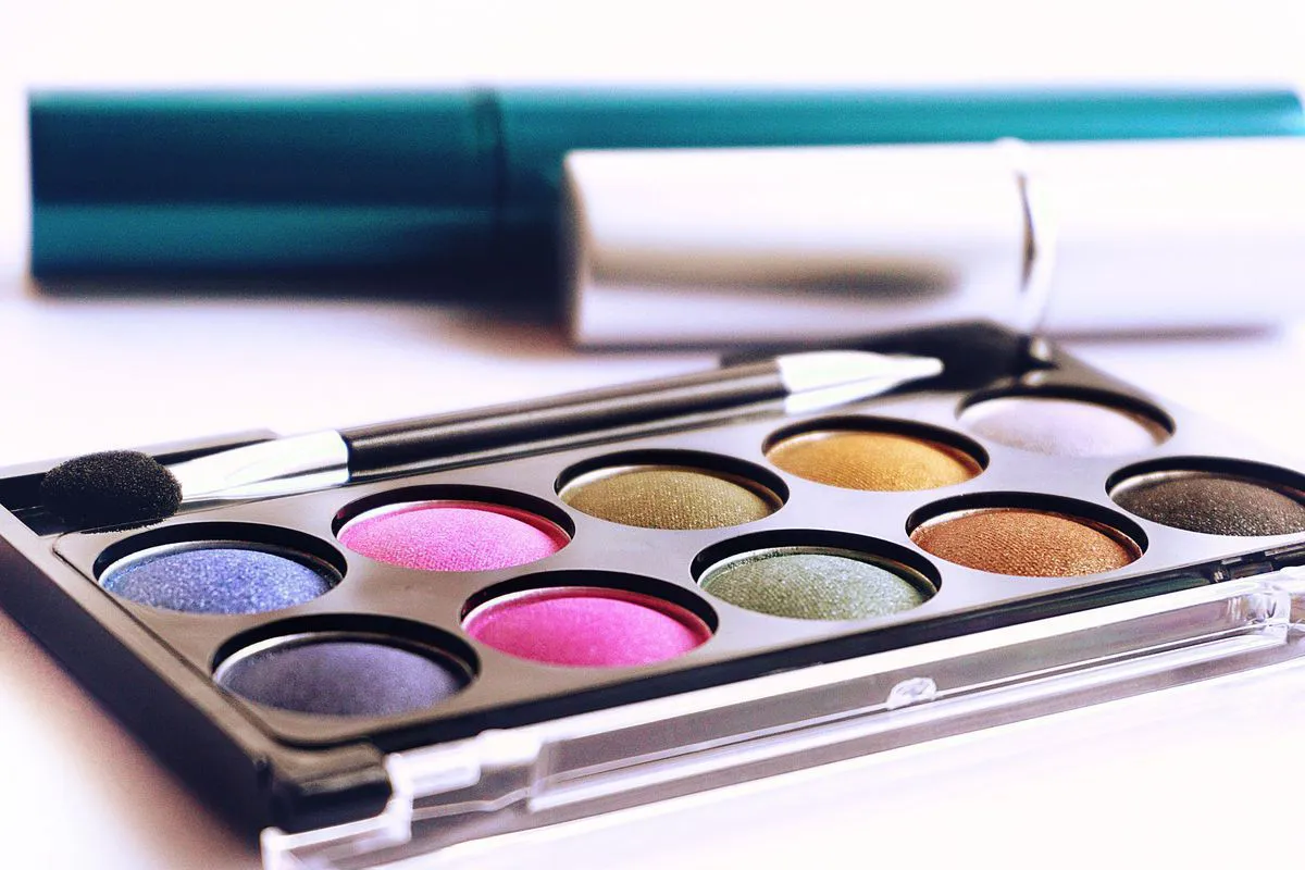 How can expired cosmetics affect the skin?