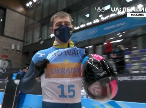2022 Olympics: Ukrainian skeletonist shows a poster with the words 