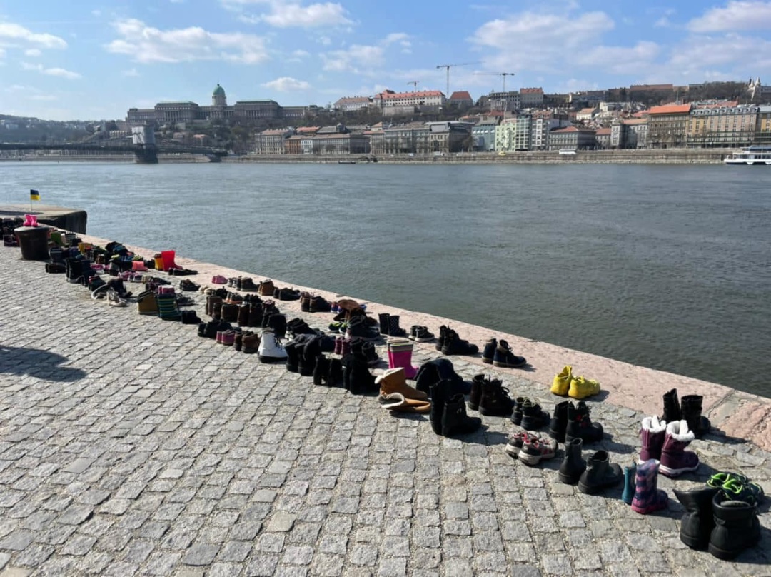 300 pairs of shoes on the banks of the Danube: the dead were honored in Budapest at the Mariupol Theater￼