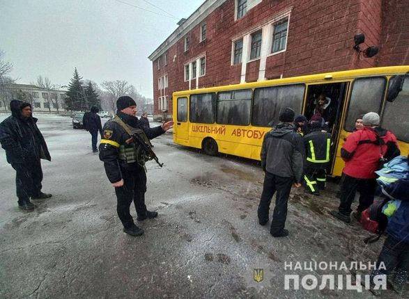 Evacuation from Volnovakha: police helped rescue about 100 people