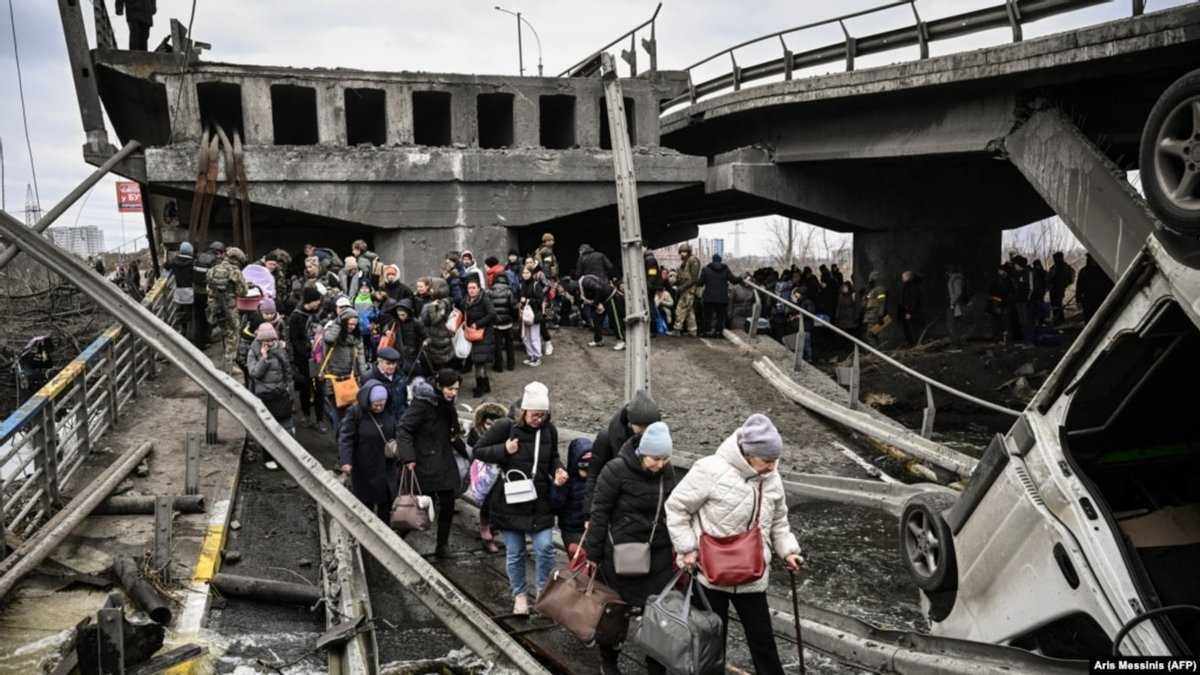 Roofs and windows collapse in one of the humanitarian corridors in the city of Irvine