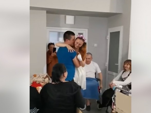 Wedding in a hospital ward: a nurse from Lysychansk, who lost both legs, got married