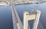 Traffic suspended on the South Bridge in Kyiv in front of private cars