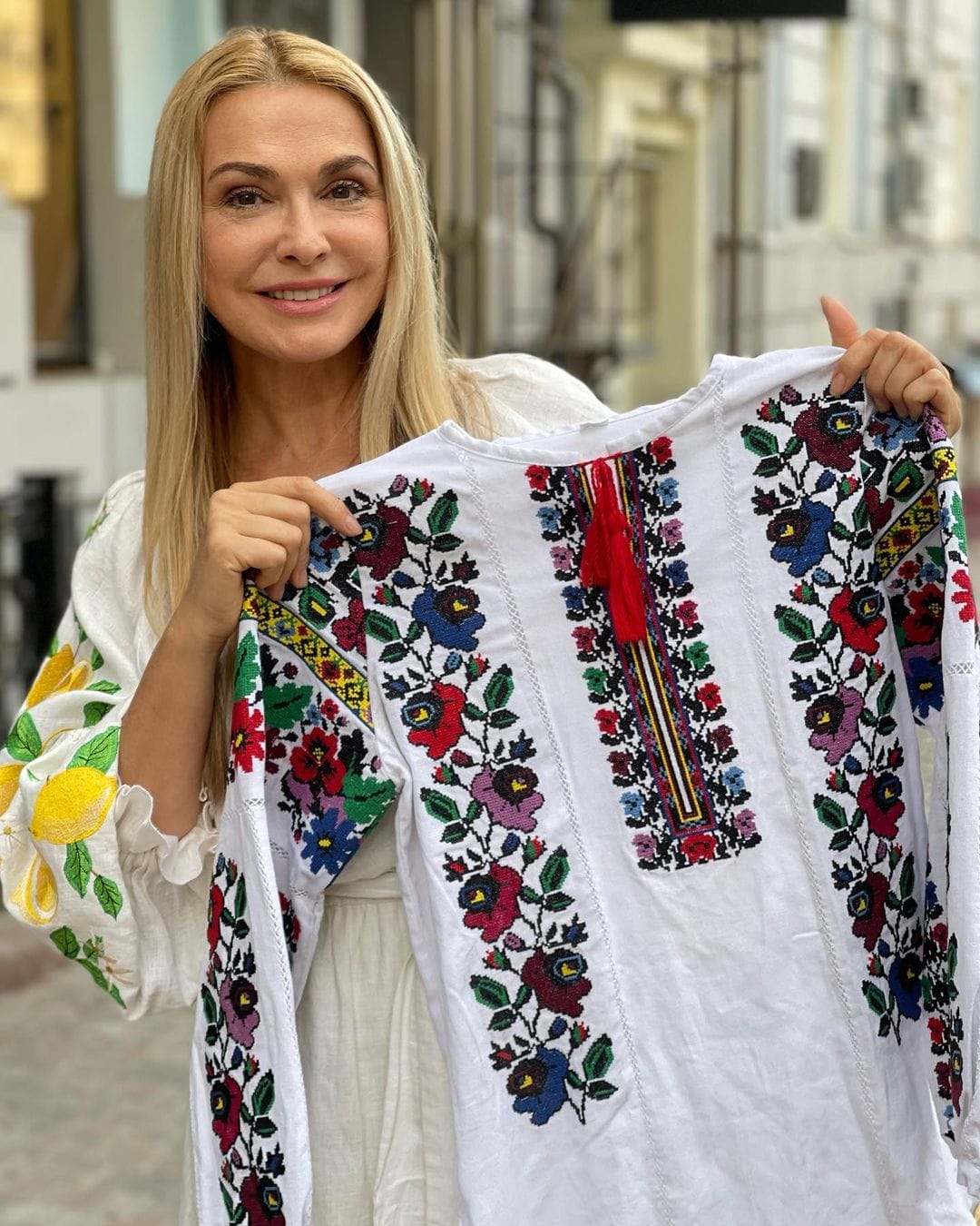 Ukrainian actress Olga Somskaya puts a luxurious embroidered T-shirt at auction for ambulances
