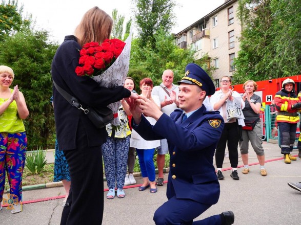 In Zaporozhye, a rescuer invented a legend with exercises to make a proposal to a loved one