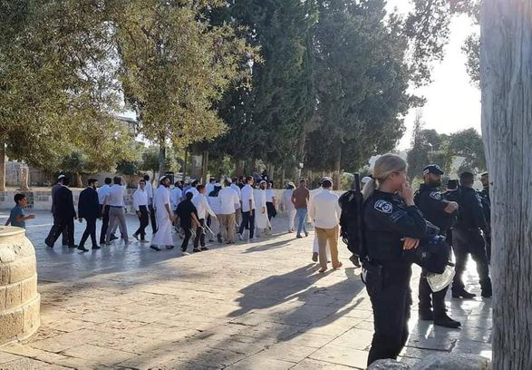 Israeli settlers storm Al-Aqsa shrine in Jerusalem in honor of Jewish holiday