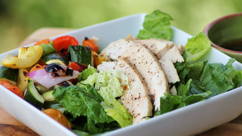 A simple salad of chicken and cucumber 