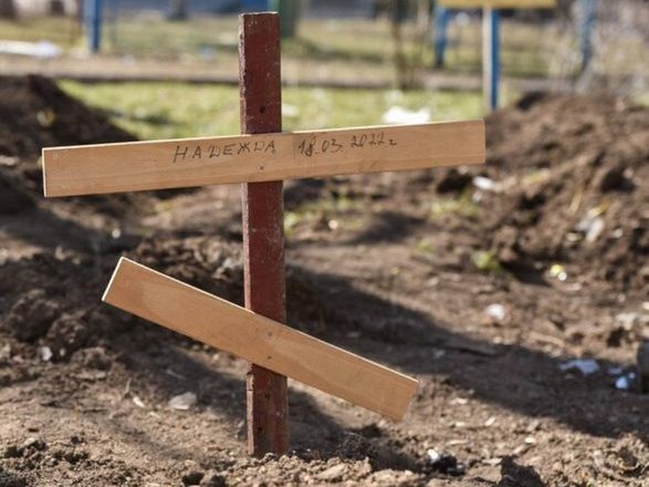 Mariupol: the occupiers resumed exhumation in the courtyards of high-rise buildings
