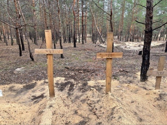 A mass burial site of civilians and soldiers of the Armed Forces of Ukraine was found in Izyum: at least 440 bodies