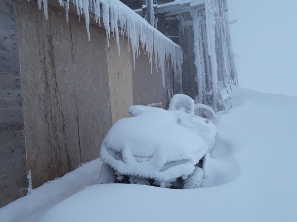 Bad weather is raging in the Carpathians: in some places the snowdrifts are almost under a meter