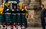 The coffin with the body of Queen Elizabeth II will be carried on the last stage of the royal procession to Edinburgh Cathedral