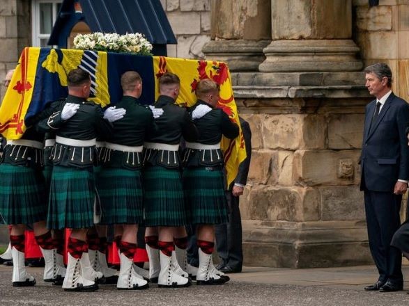 The coffin with the body of Queen Elizabeth II will be carried on the last stage of the royal procession to Edinburgh Cathedral