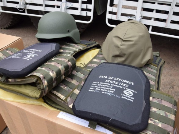 Ukrainian border guards received a batch of body armor from Romania