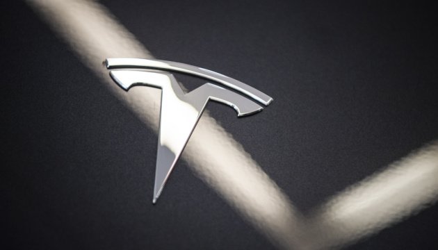 FILED - 14 November 2018, North Rhine-Westphalia, uesseldorf: The Tesla logo is seen on the hood of a Tesla car at a showroom. Tesla is currently considering cutting the price of its China-built Model 3 by around 20 per cent in 2020, according to media reports. Photo: Christophe Gateau/dpa